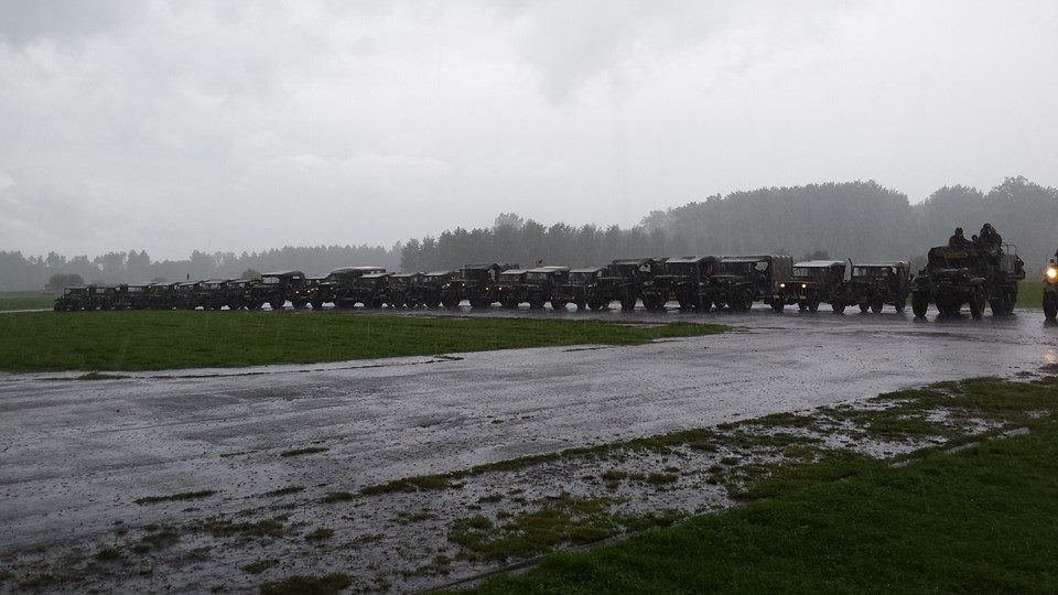 ensemble des véhicules sur la piste de l'aérodrome sous la pluie !!!