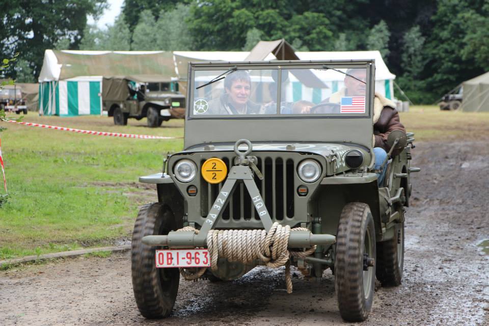 Michel au volant de sa jeep