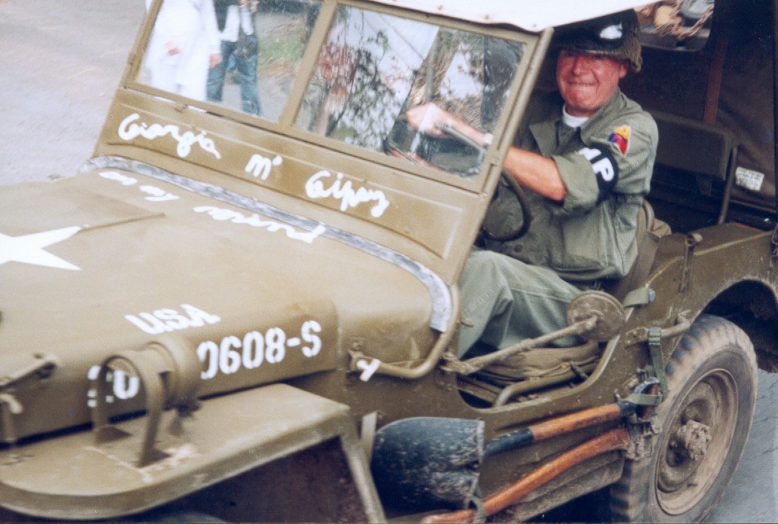 Notre secrétaire au volant de sa jeep